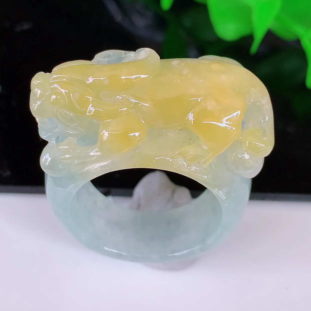 自然光实拍，貔貅扳指，20mm内径黄翡双彩翡翠指环，玉戒指，玉质莹润，好精美好冰润的指环，23圈口，