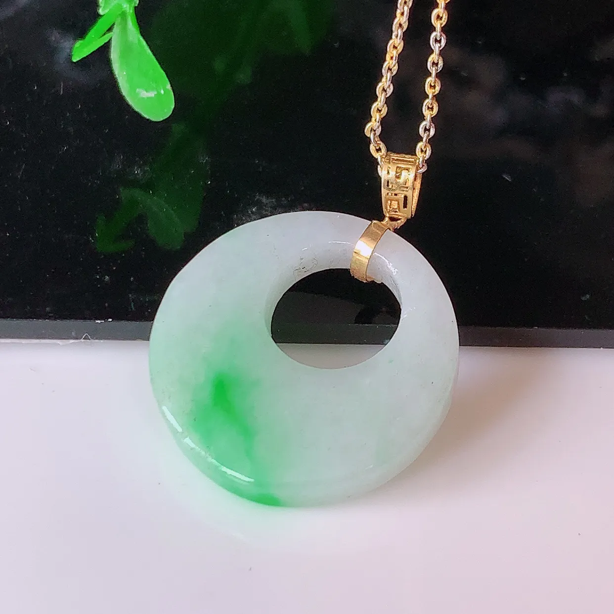 18k金镶嵌飘绿翡翠赐福吊坠，沁人心脾，精致典雅的设计，为佩戴者，增添色彩，送礼自留都是佳品选择！#1.23