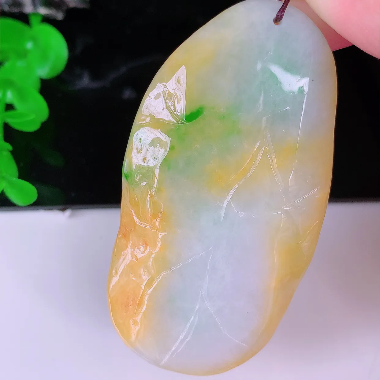 自然光实拍，冰润黄加绿翡翠山水牌吊坠，翡翠山水，立体生动形象，山水素材布局合理，意境感佳，佩戴上身效果更高贵 #41.23
