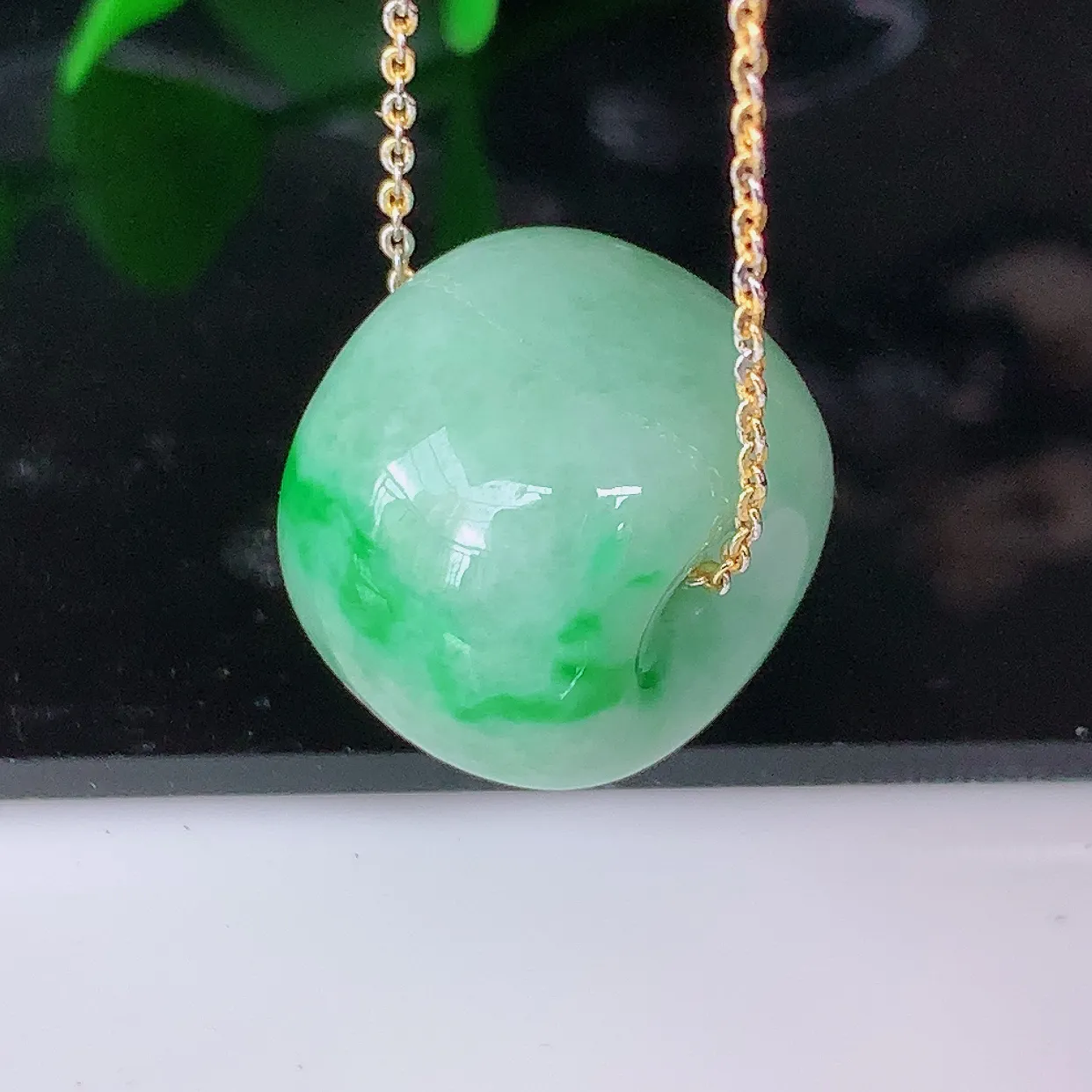 自然光实拍，冰润飘绿翡翠路路通吊坠，寓意时来运转、财源滚滚，款式新颖时尚，日常百搭的款！配图银链#0