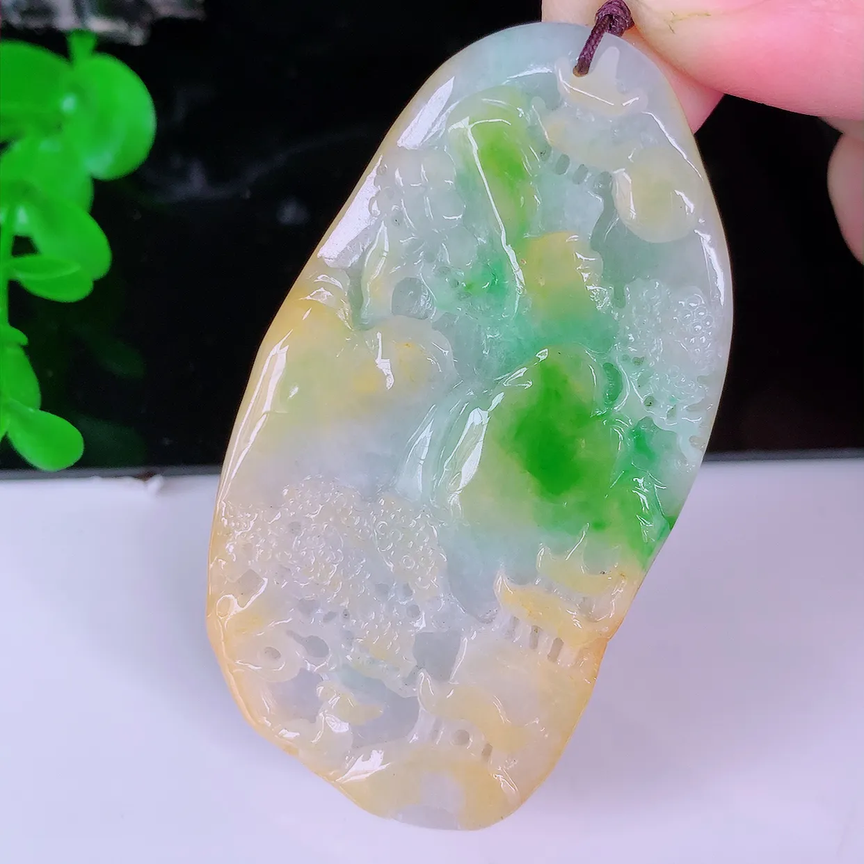 自然光实拍，冰润黄加绿翡翠山水牌吊坠，翡翠山水，立体生动形象，山水素材布局合理，意境感佳，佩戴上身效果更高贵 #41.23
