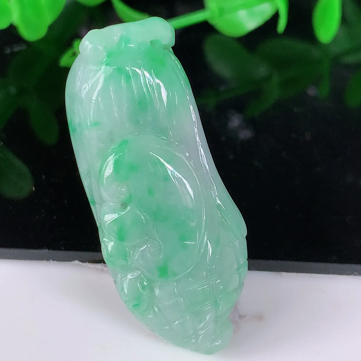 自然光实拍，冰润飘绿翡翠多子多福玉米吊坠，种老水足，雕工精湛 ，寓意美好，佩戴时尚出众！#05.23
