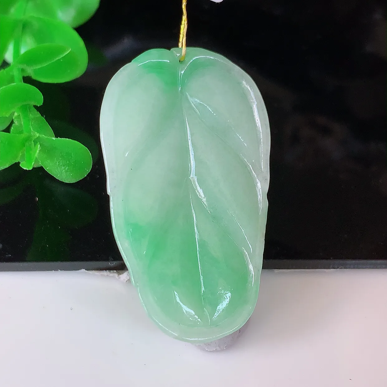 自然光实拍，冰润飘绿翡翠事业有成叶子吊坠，莹润且起胶，叶子清秀优雅，佩戴大业有成！#35.23