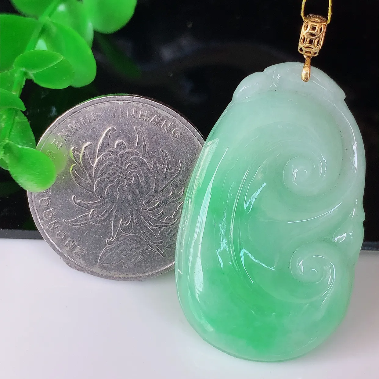 18k金镶嵌冰润飘绿翡翠如意吊坠，款式新颖时尚，日常百搭的款。清秀高雅，佩戴优雅高贵！#35.23
