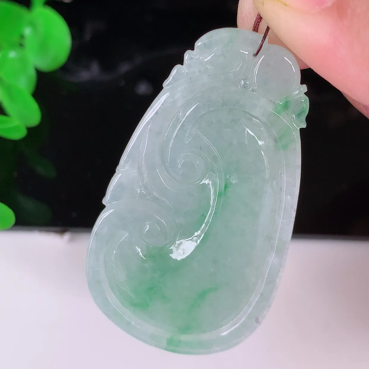 自然光实拍，冰飘绿翡翠如意吊坠，冰透，翠色灵动，饱满，万事如意，如意一生，配戴精美！#41.23