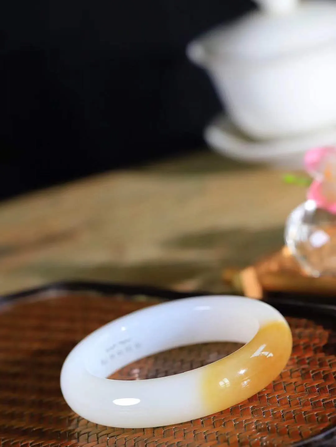 （一见倾心.手镯）

收藏级臻品️和田玉糖白玉手镯，玉质温润细腻 油性十足 手感舒适，高华雅逸，线条流畅，简约大气，美自天成，素雅高贵。佩戴于腕间，婉约之美，举手投足间透出那低调奢华。重78克  尺寸55.5-15-10.3mm  11801622A