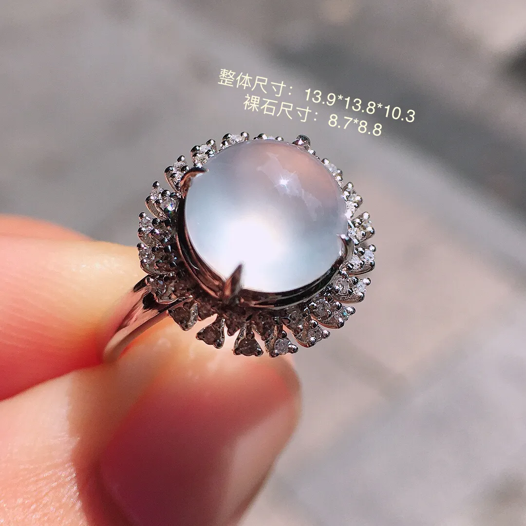 玻璃种蛋面戒指，玉质细腻，荧光感超
强，饱满圆润，气质满满。18k
金豪华镶嵌
