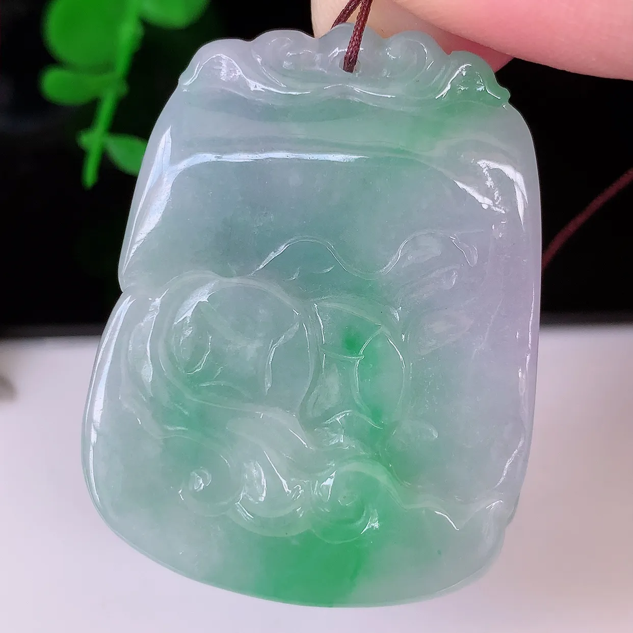 自然光实拍，冰润飘绿翡翠招财麒麟吊坠，种老水足，雕工精湛 ，寓意美好，佩戴时尚出众！#57.23