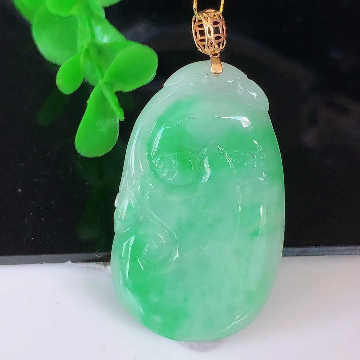 18k金镶嵌飘绿翡翠如意吊坠，沁人心脾，精致典雅的设计，为佩戴者，增添色彩，送礼自留都是佳品选择！#35.23