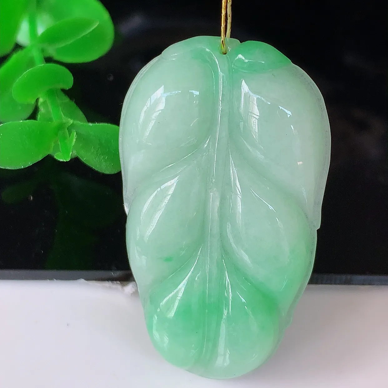 自然光实拍，冰润飘绿翡翠事业有成叶子吊坠，莹润且起胶，叶子清秀优雅，佩戴大业有成！#35.23