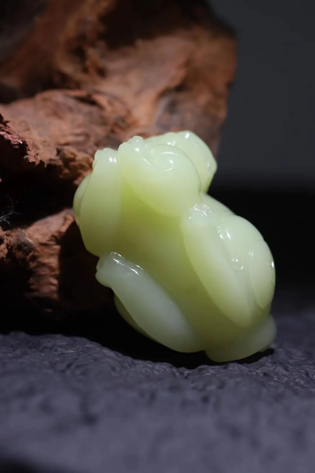 ●招财貔貅
黄口貔貅招财又护主，玉质温润，上百克的分量，可把摸起来手感较好，可戴在身上也安全感满满；关键是黄口料本就稀缺，更是可遇不可求！65-42-36mm，161g