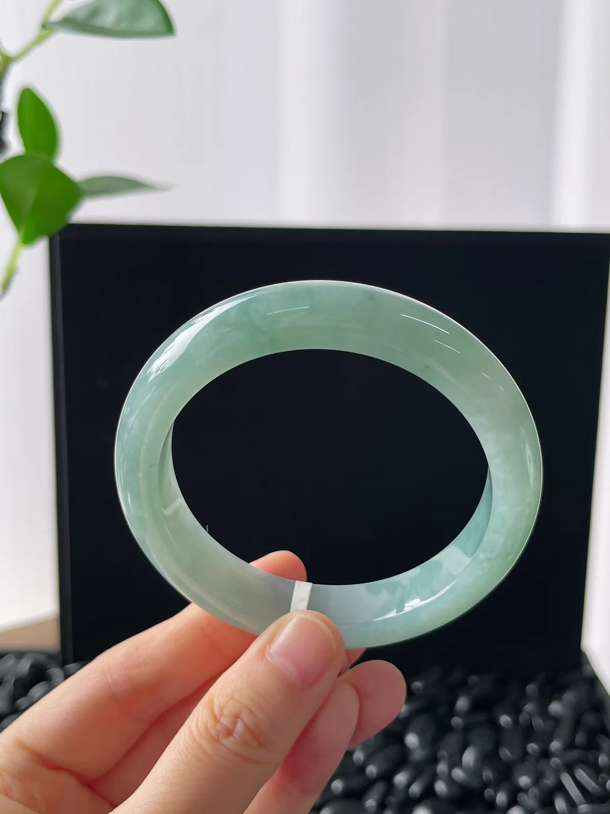正圈56圈口，翡翠糯化种淡绿色手镯