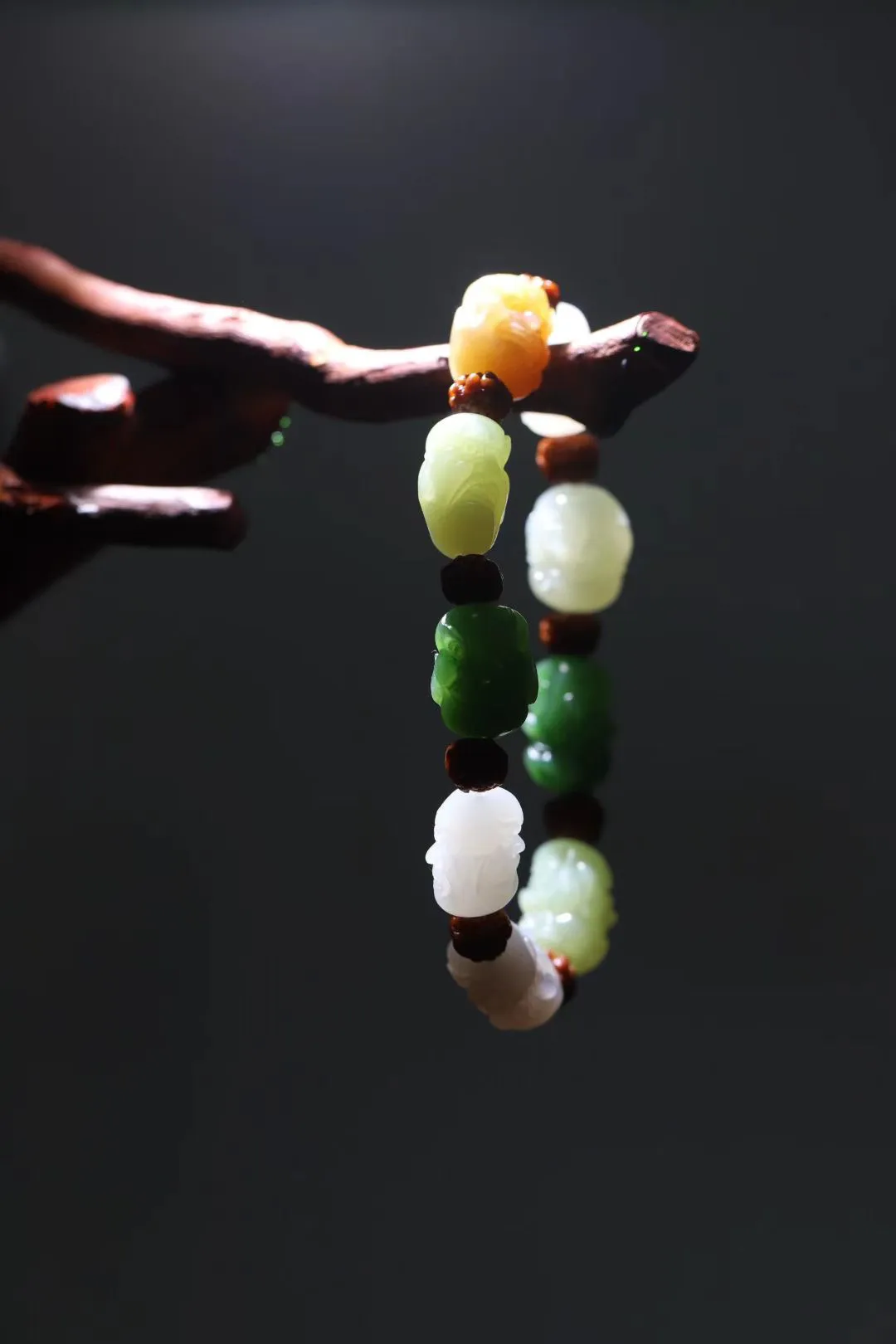 超值美物
【十八罗汉*手串】多彩和田玉，一物多玉种，众宝集毕，祥瑞无比，超值上品。名师精工，颗颗罗汉双面雕刻，18位罗汉神态表情各异，喜怒哀乐忧俱神情不一，诙谐幽默。青玉雕刻更显沉稳庄严，象征坚毅坚强、顺畅如意、
【规格】珠径18-13mm，42g