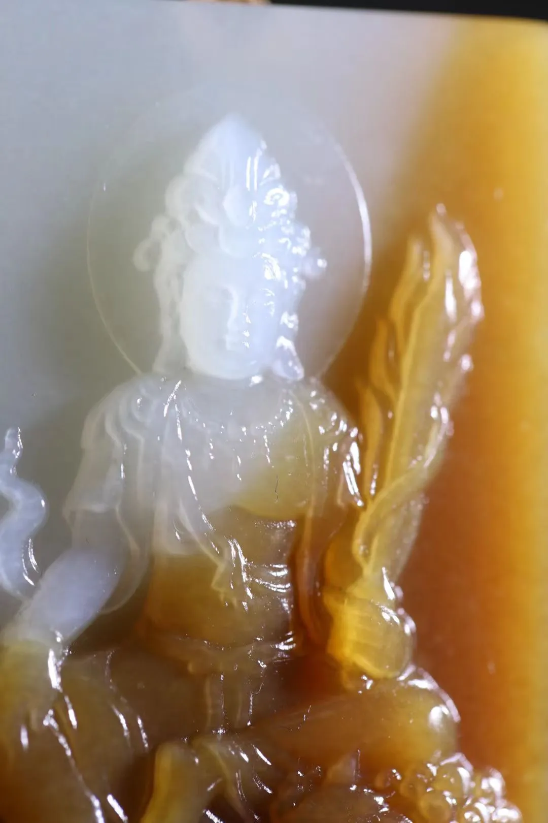 端庄大气的糖白文殊菩萨 | 糖白色分明好有特色
整个画面和谐且大气，望之很有chan韵美感；
再说牌型端庄精致，简约穿搭也显几分大气感；
满满的帅气款式，难得的性价比，喜欢直接来询~
56*35*11mm，43.50g