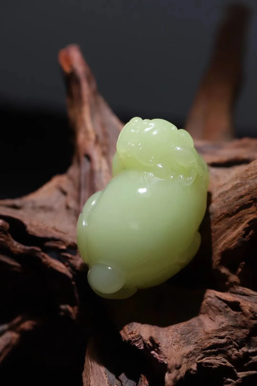 ●招财貔貅
黄口貔貅招财又护主，玉质温润，上百克的分量，可把摸起来手感较好，可戴在身上也安全感满满