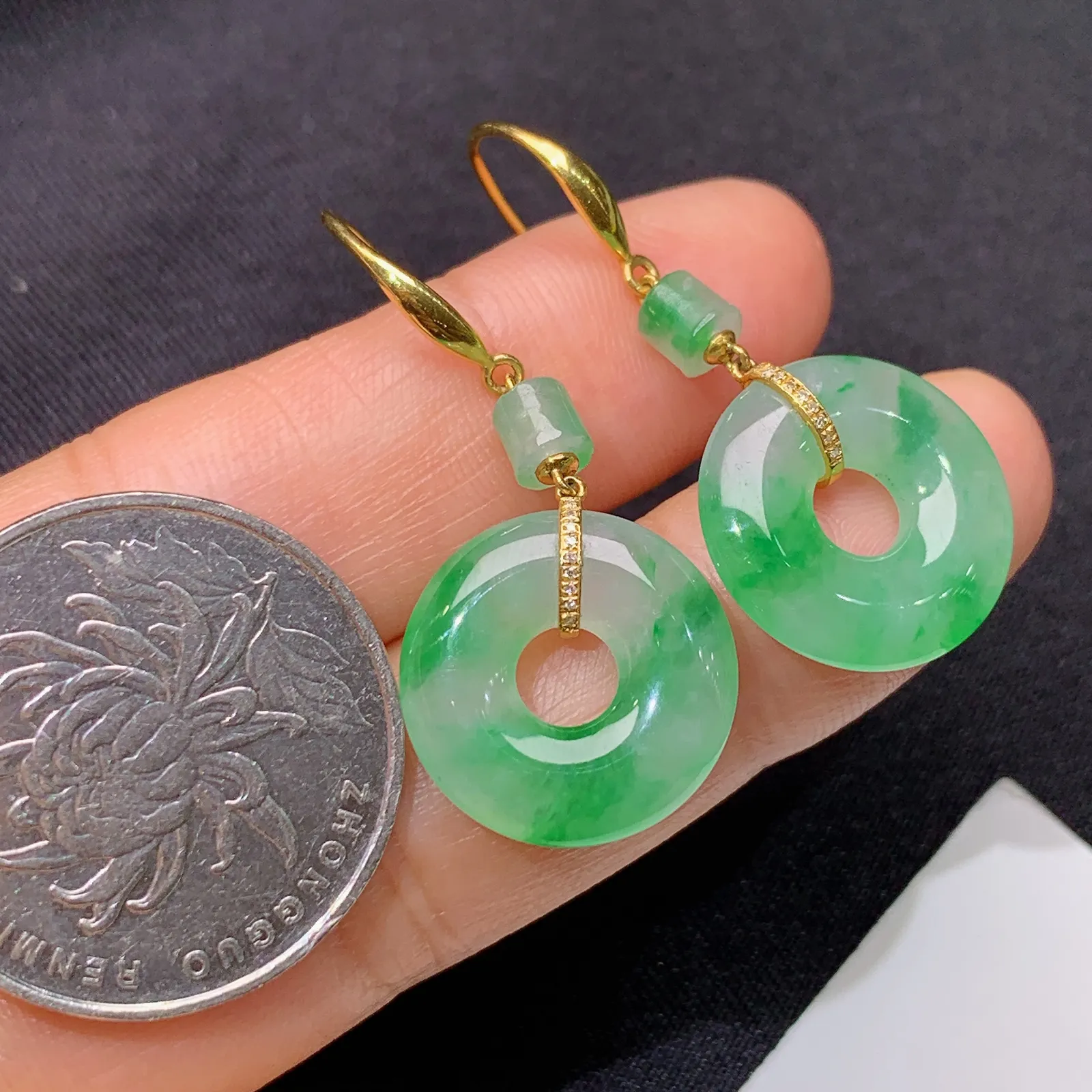 冰飘绿甜甜圈耳坠，18k金镶嵌，简约时尚，冰润色阳，种水足， My 尺寸16.1*3.3
