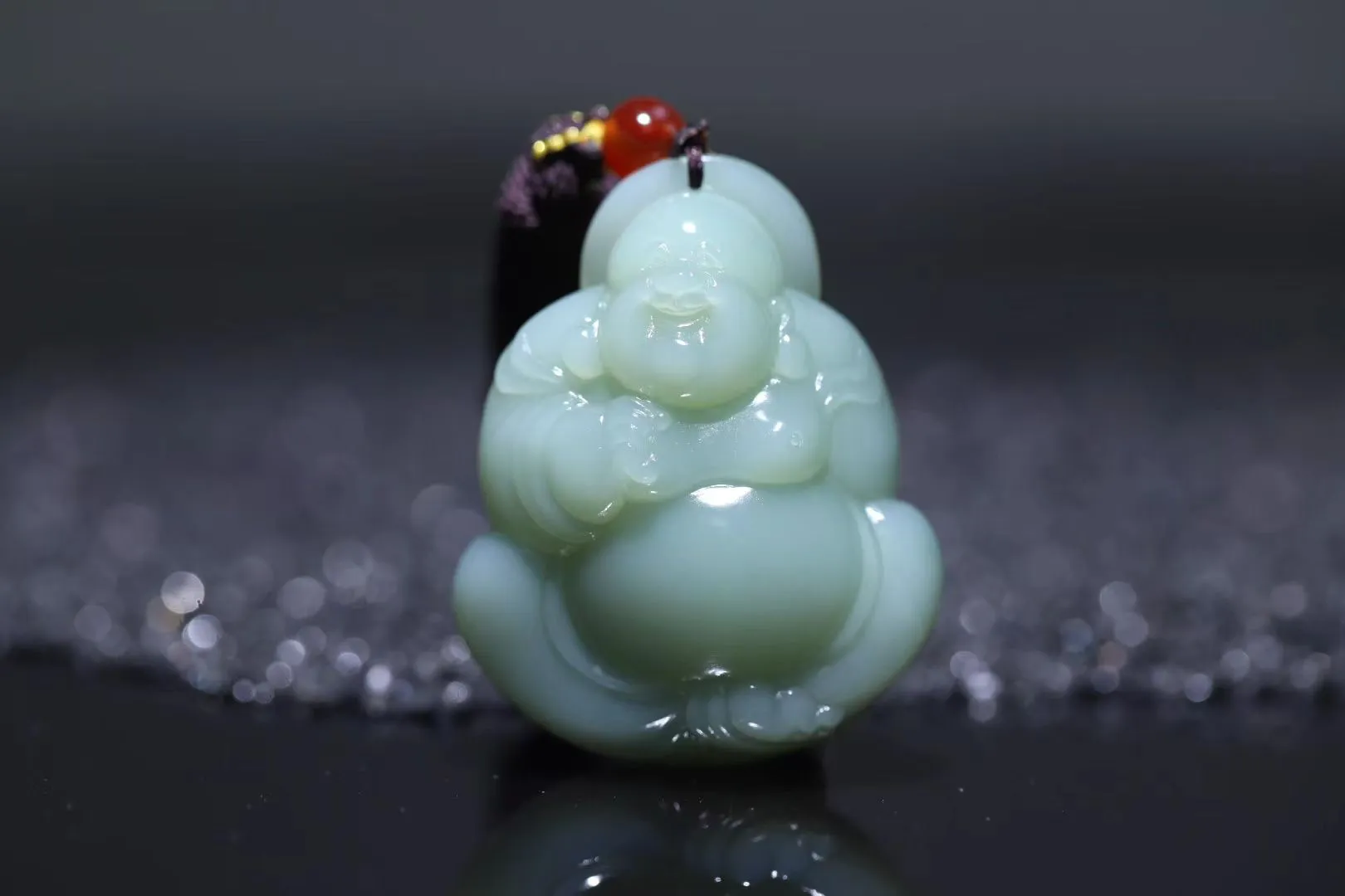 禅风雅钜
【弥勒佛笑纳乾坤】和田玉精品粉青，玉质油润似膏脂初凝，触手生温若握春泉。弥勒含笑而立，衣