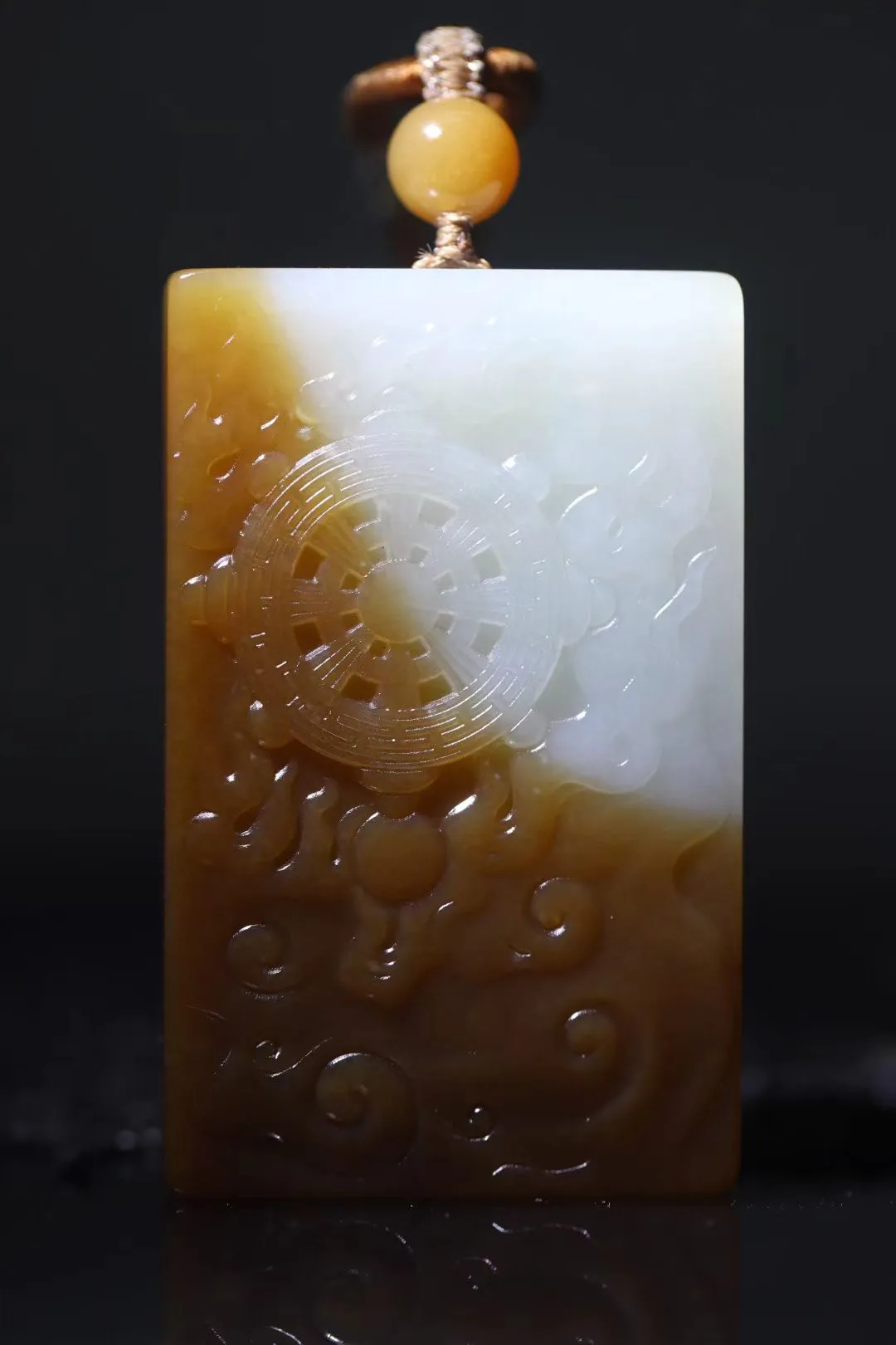 端庄大气的糖白文殊菩萨 | 糖白色分明好有特色
整个画面和谐且大气，望之很有chan韵美感；
再说牌型端庄精致，简约穿搭也显几分大气感；
满满的帅气款式，难得的性价比，喜欢直接来询~
56*35*11mm，43.50g
