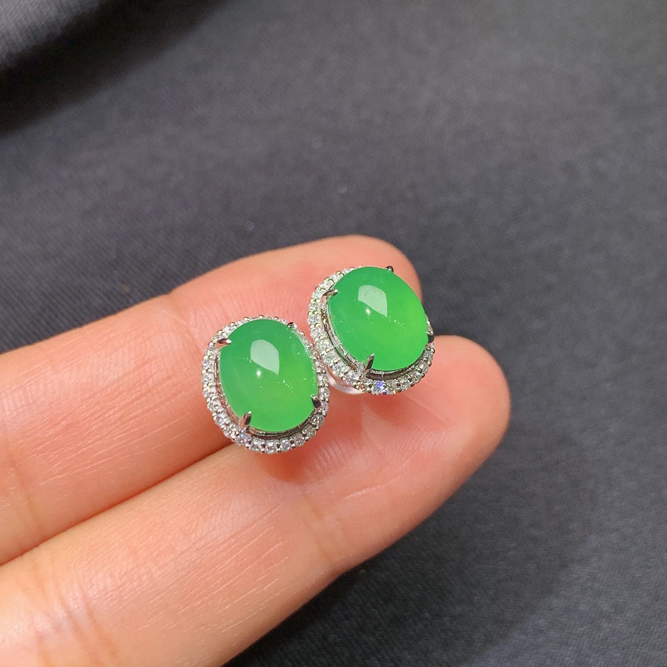 冰阳绿蛋面耳钉，18k金镶嵌，简约时尚，冰润色阳，种水足 整体尺寸8.5*6.9*3.3