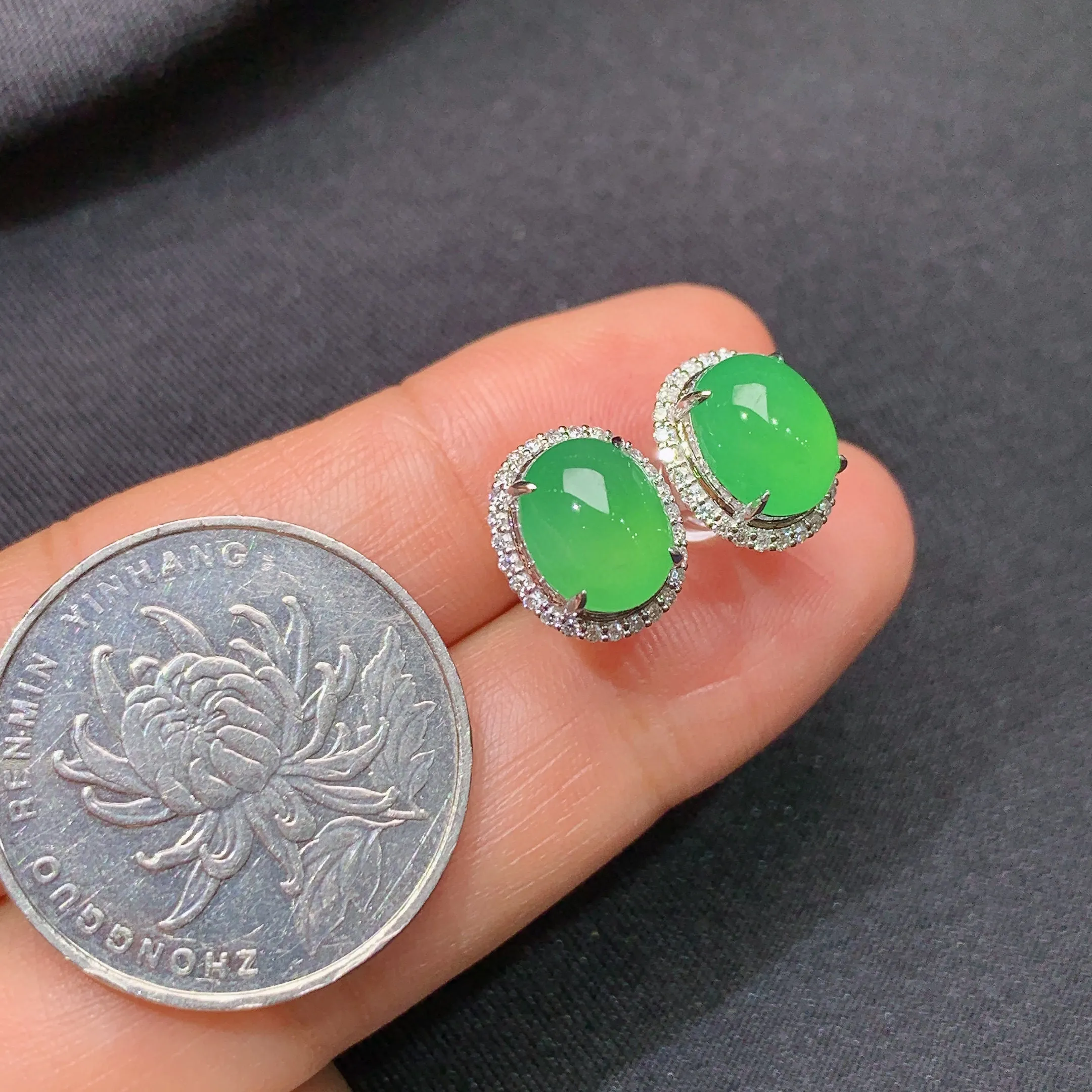 冰阳绿蛋面耳钉，18k金镶嵌，简约时尚，冰润色阳，种水足 整体尺寸8.5*6.9*3.3