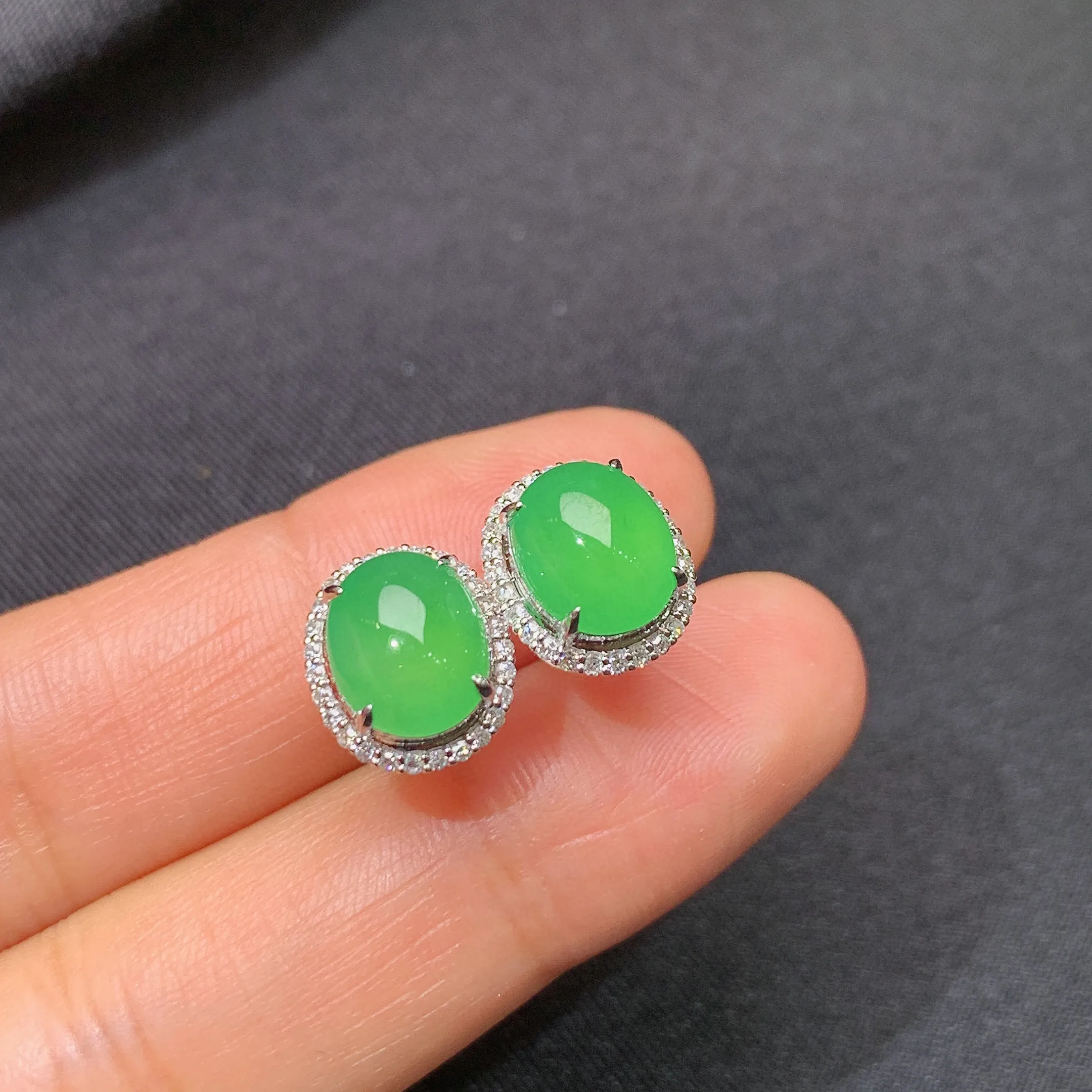 冰阳绿蛋面耳钉，18k金镶嵌，简约时尚，冰润色阳，种水足 整体尺寸8.5*6.9*3.3