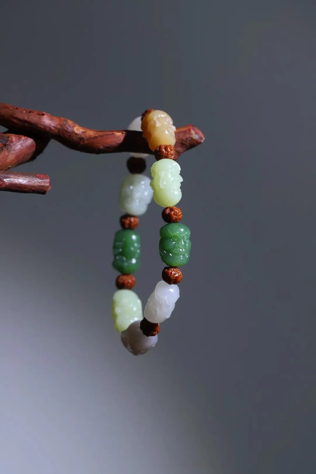 超值美物
【十八罗汉*手串】多彩和田玉，一物多玉种，众宝集毕，祥瑞无比，超值上品。名师精工，颗颗罗汉双面雕刻，18位罗汉神态表情各异，喜怒哀乐忧俱神情不一，诙谐幽默。青玉雕刻更显沉稳庄严，象征坚毅坚强、顺畅如意、
【规格】珠径18-13mm，42g