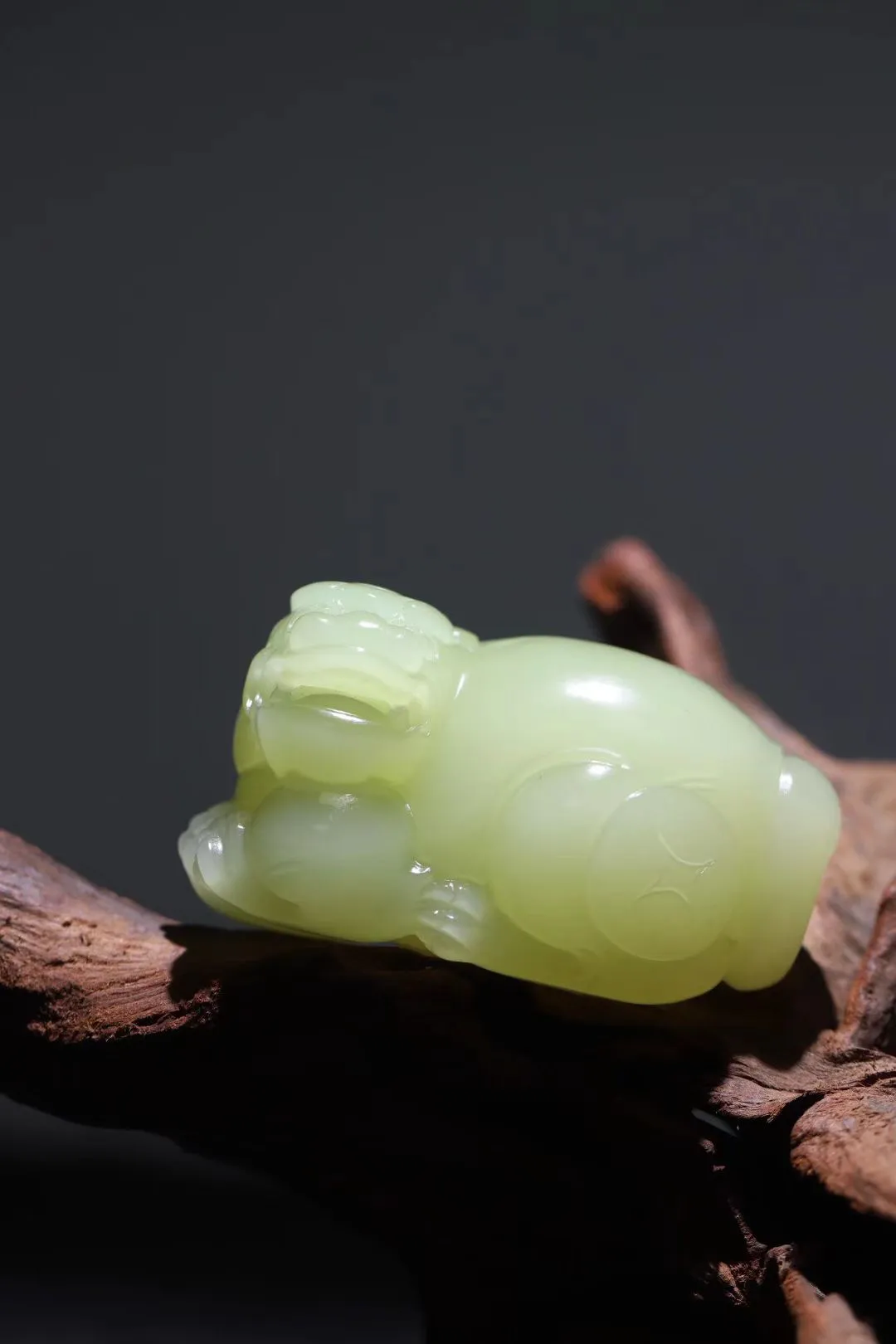 ●招财貔貅
黄口貔貅招财又护主，玉质温润，上百克的分量，可把摸起来手感较好，可戴在身上也安全感满满；关键是黄口料本就稀缺，更是可遇不可求！65-42-36mm，161g