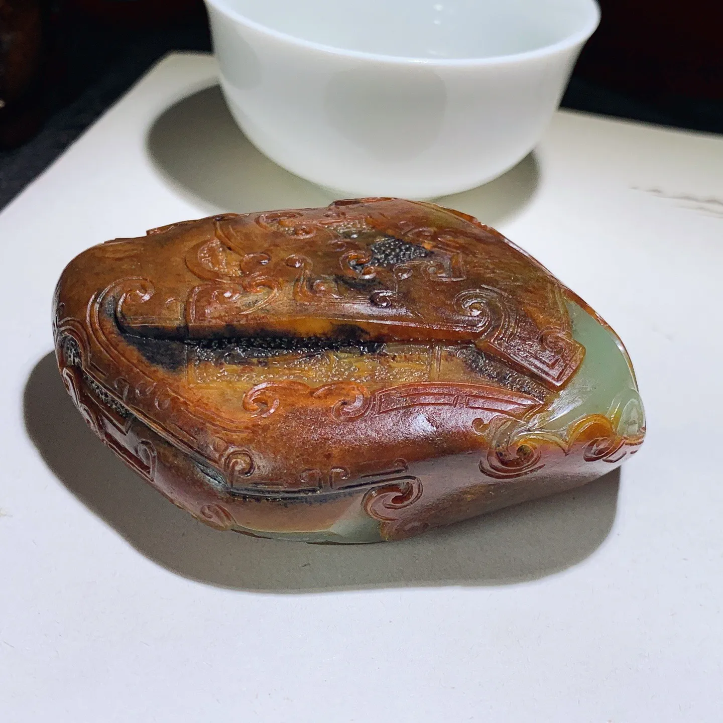 新疆籽料红沁锦灰堆把件。尺寸71.8/67/27.2重196.9克 玉质细腻油润 底色纯净 脂粉好，品质好。lt250825
