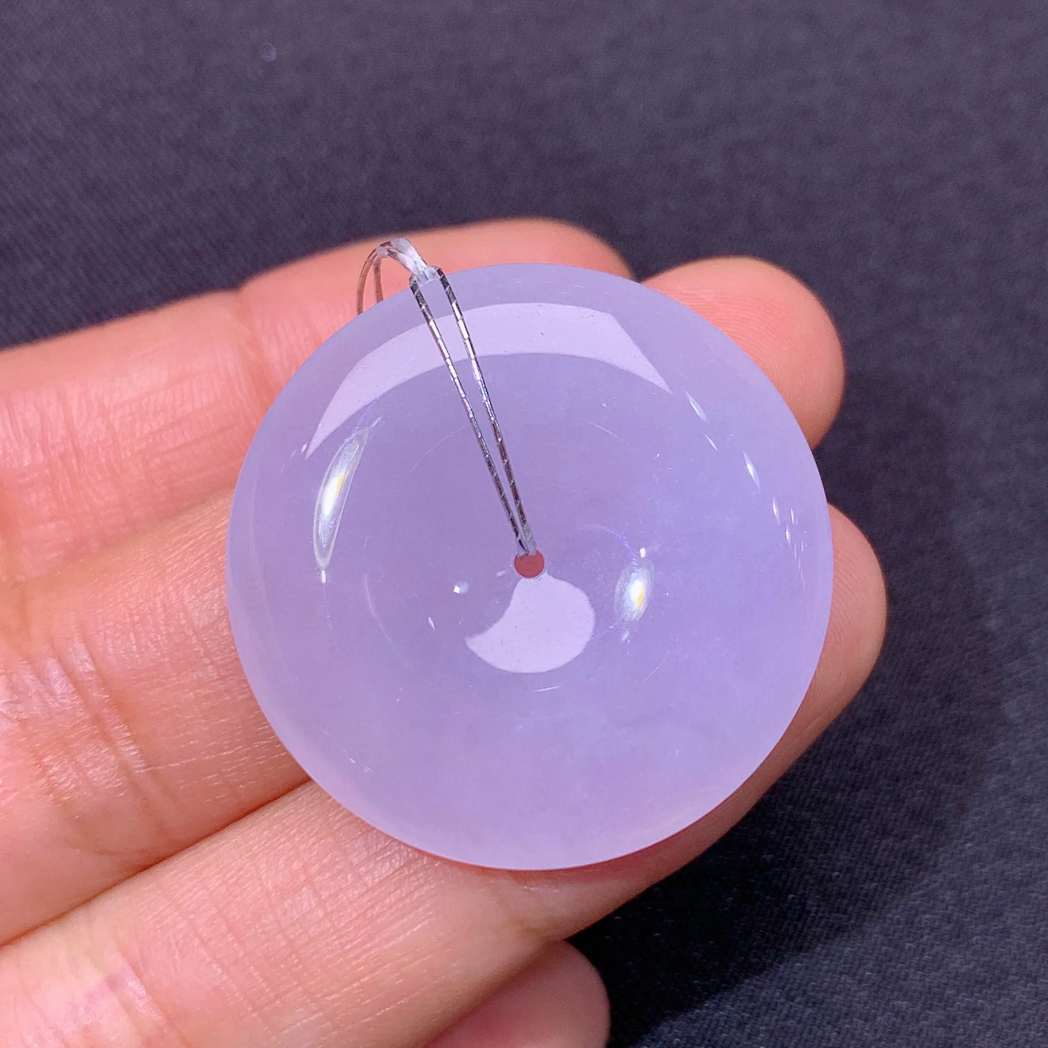 冰紫罗兰平安扣，温润细腻，颜色浓郁，整体尺寸 28.1*5.1