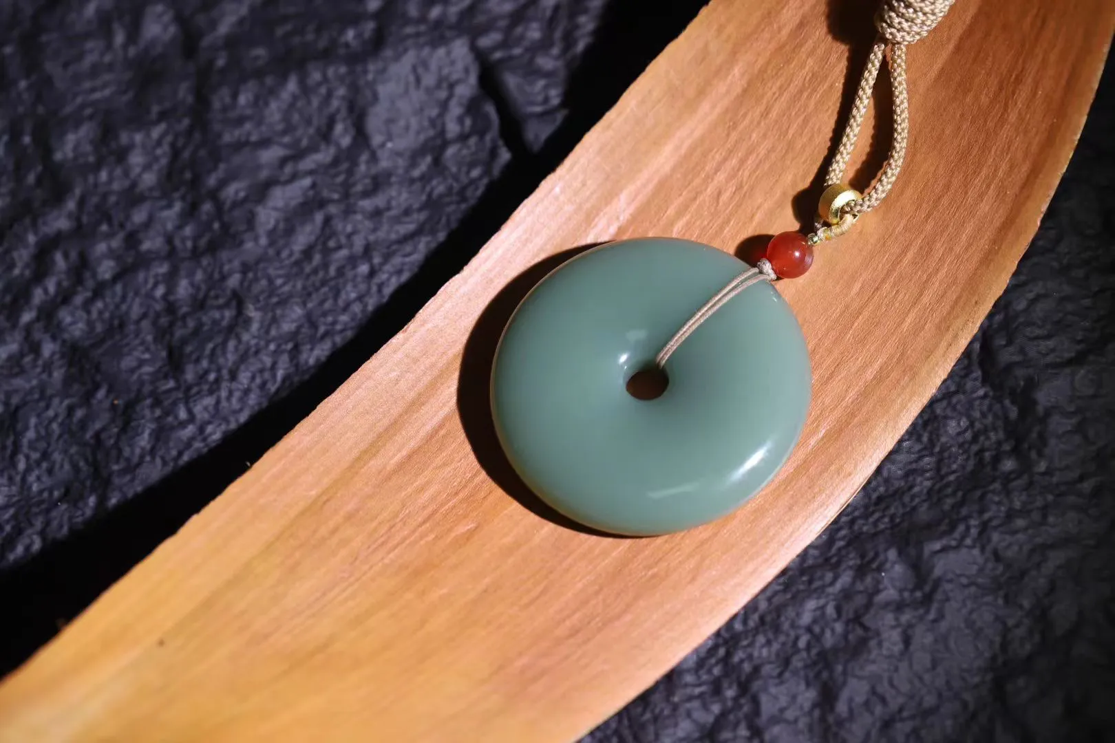 清供妙品
【天圆】和田碧玉精琢平安扣，玉色皎若云间月，质密如膏，触手生温。浑圆轮廓暗合“天圆地方”古