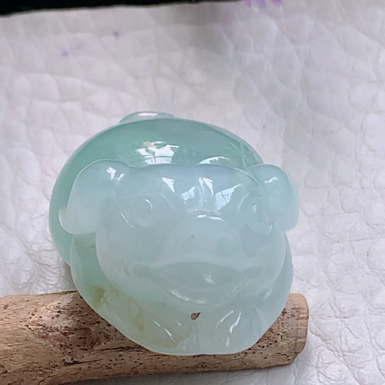 axm35*22*14.6实拍缅甸翡翠精雕冰爽小猪猪 招财猪玉吊坠 玉挂件