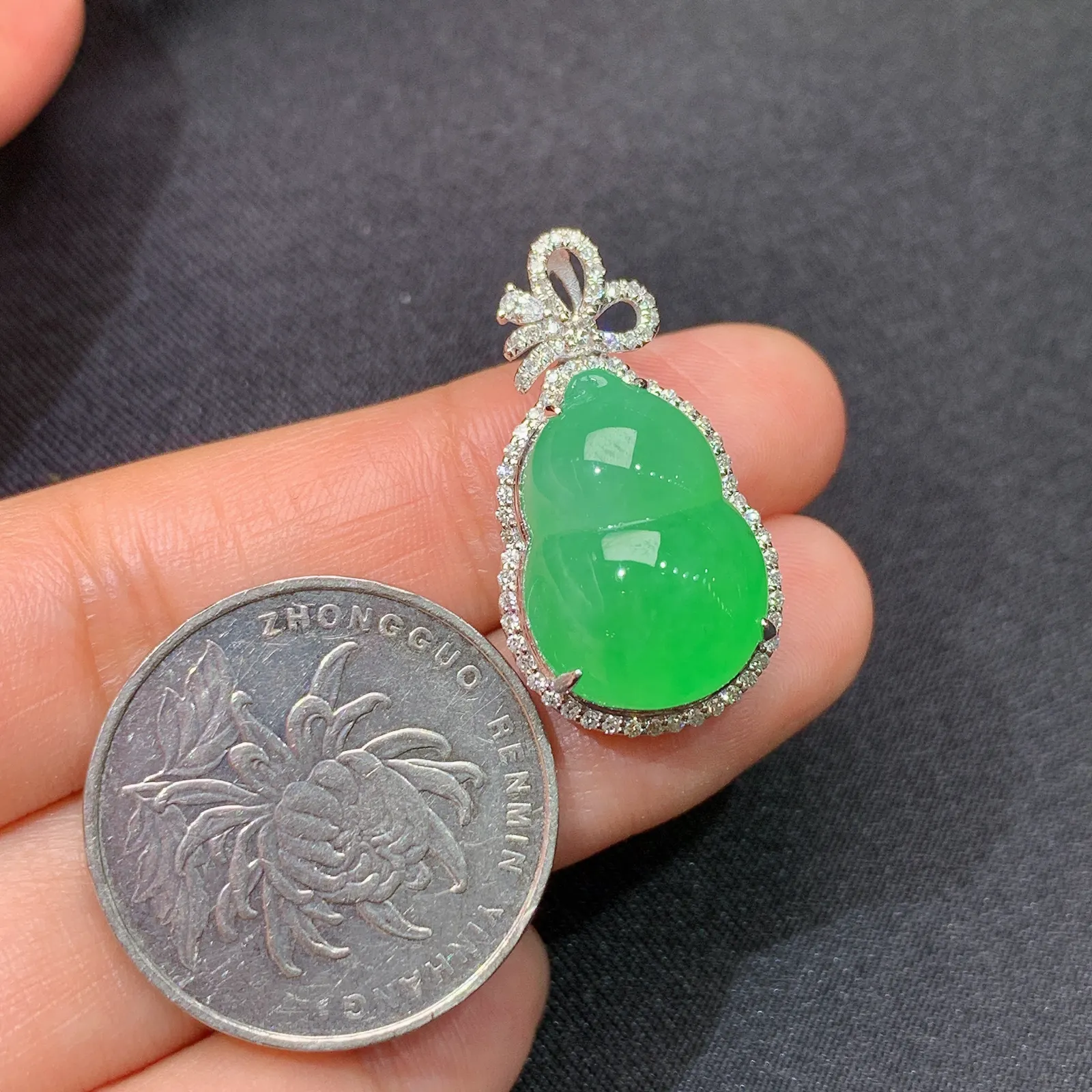 冰甜绿葫芦吊坠，18k金镶嵌，色泽鲜阳，冰润细腻，种水足 尺寸26.8*14.7*11.3