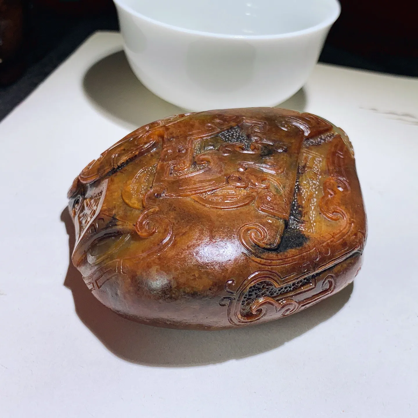 新疆籽料红沁锦灰堆把件。尺寸71.8/67/27.2重196.9克 玉质细腻油润 底色纯净 脂粉好，品质好。lt250825
