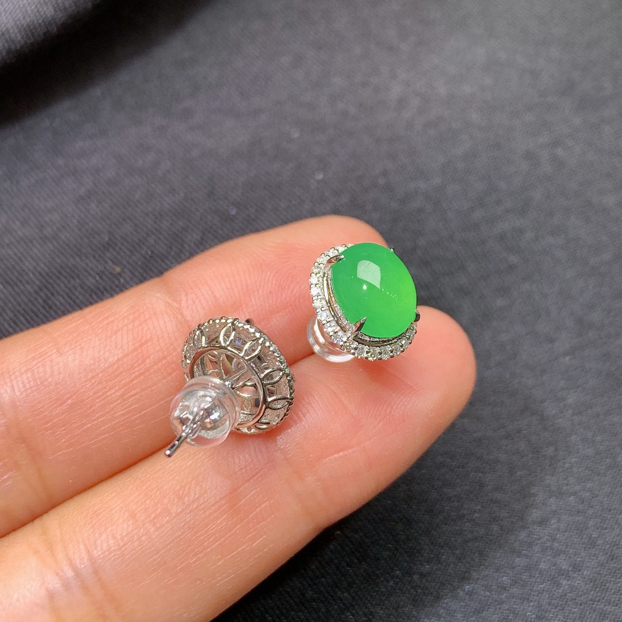 冰阳绿蛋面耳钉，18k金镶嵌，简约时尚，冰润色阳，种水足 整体尺寸8.5*6.9*3.3