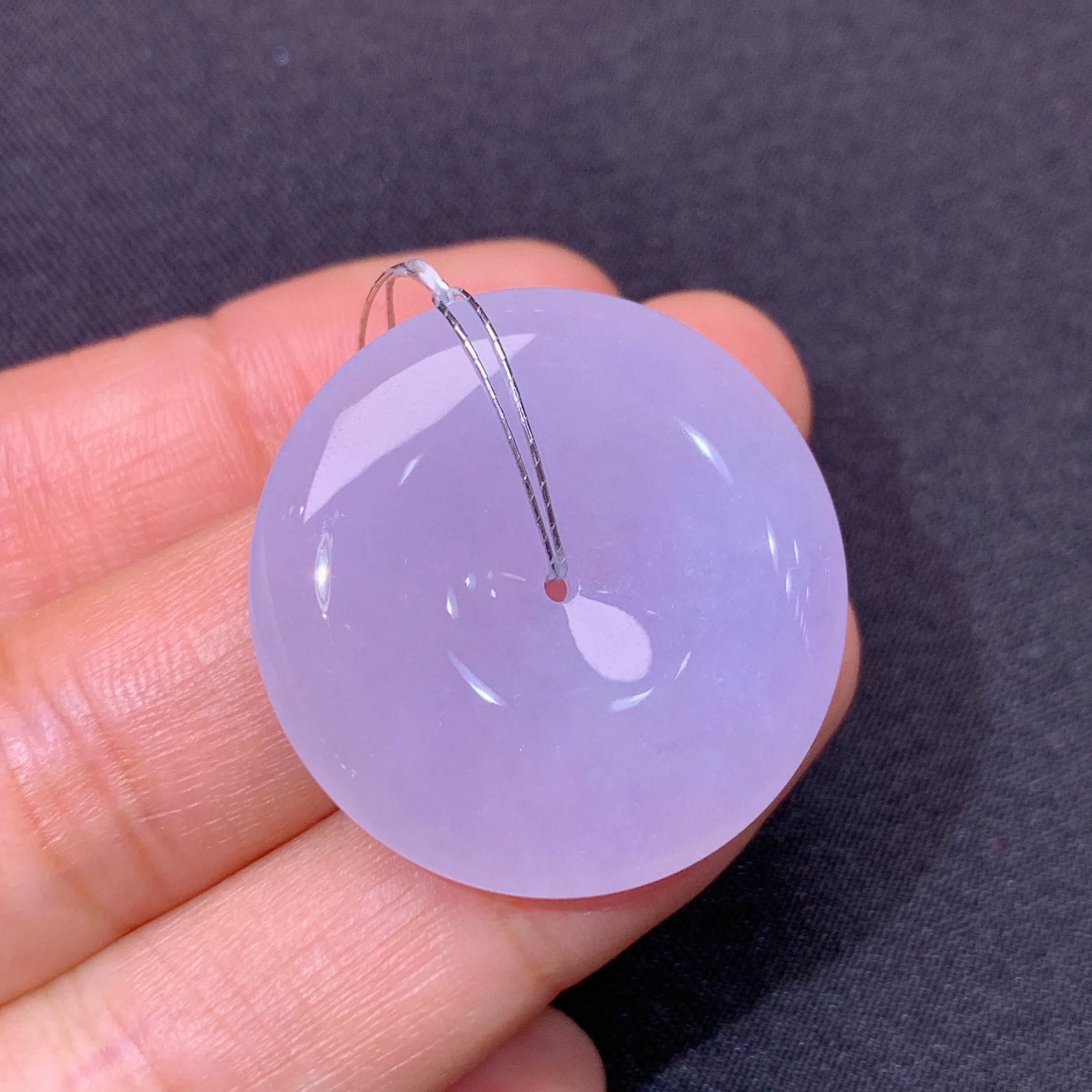 冰紫罗兰平安扣，温润细腻，颜色浓郁，整体尺寸 28.1*5.1