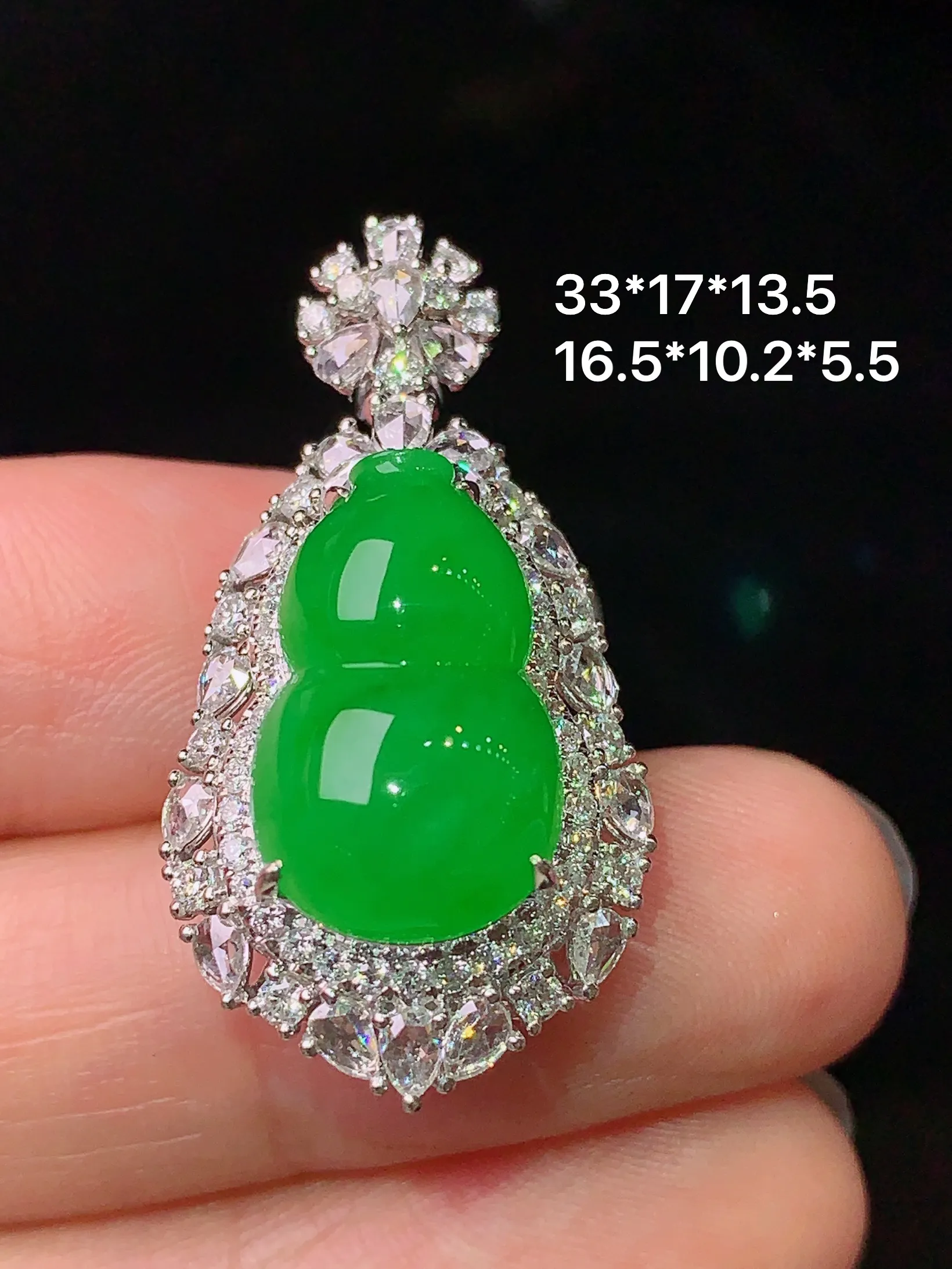 18k金钻镶嵌满绿葫芦吊坠 玉质细腻 色泽清新艳丽 整体尺寸33*17*13.5