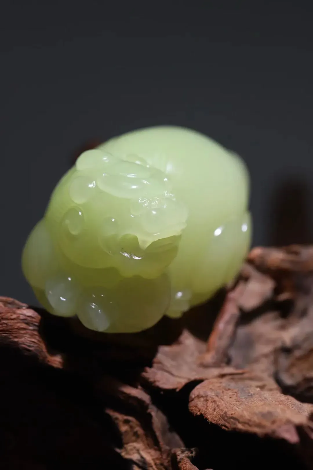 ●招财貔貅
黄口貔貅招财又护主，玉质温润，上百克的分量，可把摸起来手感较好，可戴在身上也安全感满满