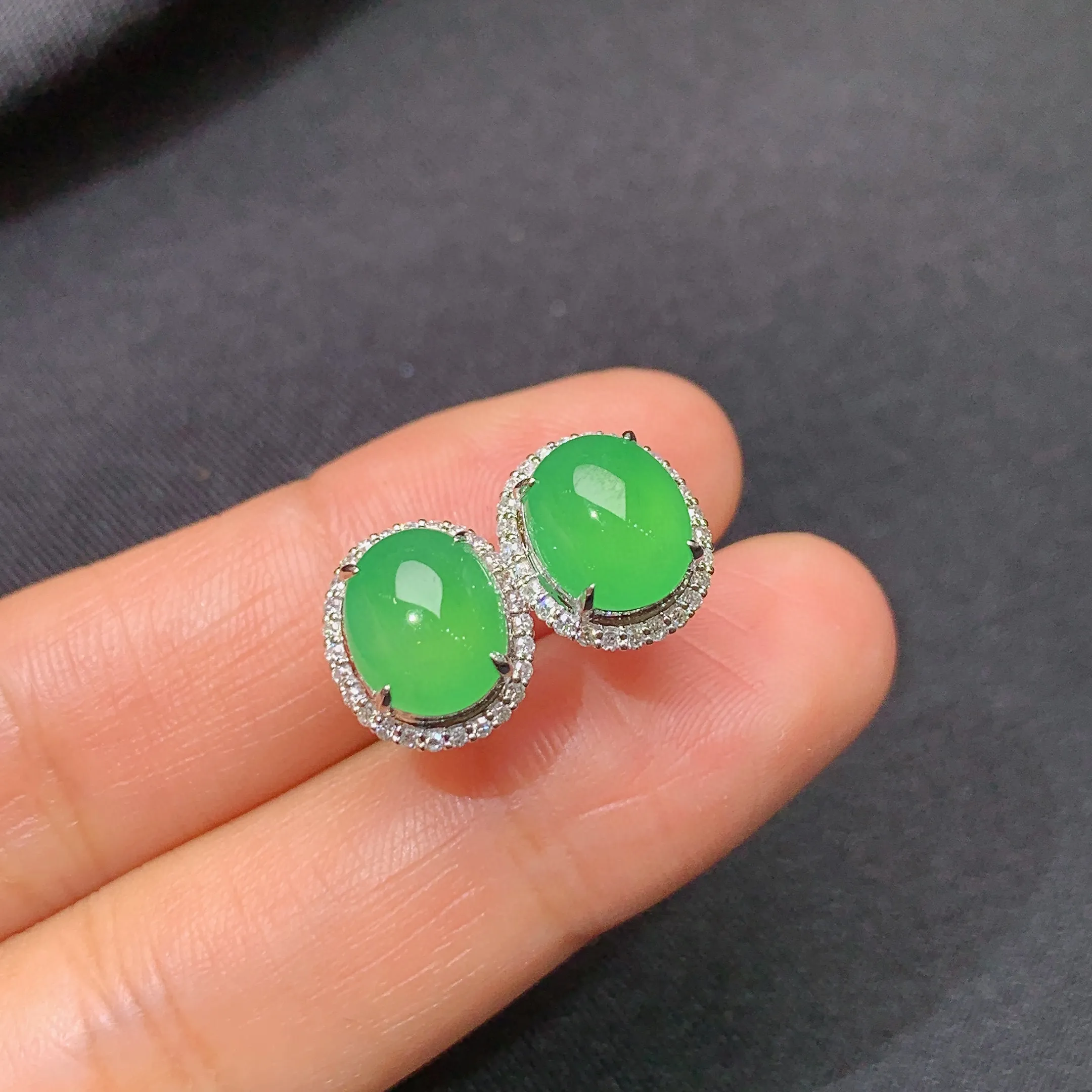 冰阳绿蛋面耳钉，18k金镶嵌，简约时尚，冰润色阳，种水足 整体尺寸8.5*6.9*3.3