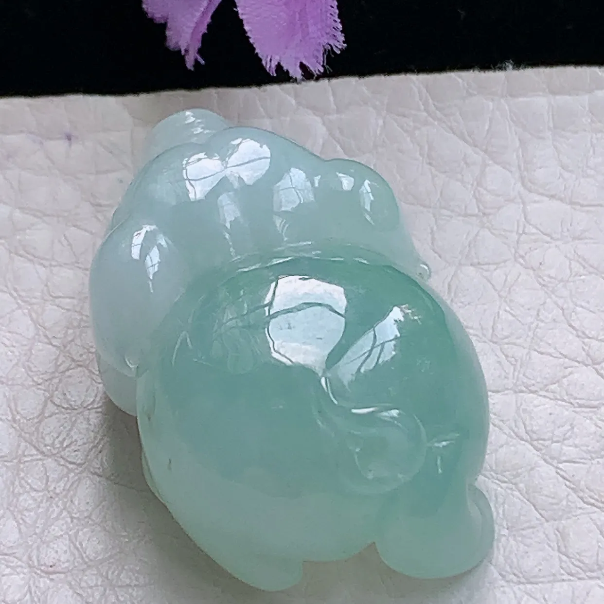 axm35*22*14.6实拍缅甸翡翠精雕冰爽小猪猪 招财猪玉吊坠 玉挂件