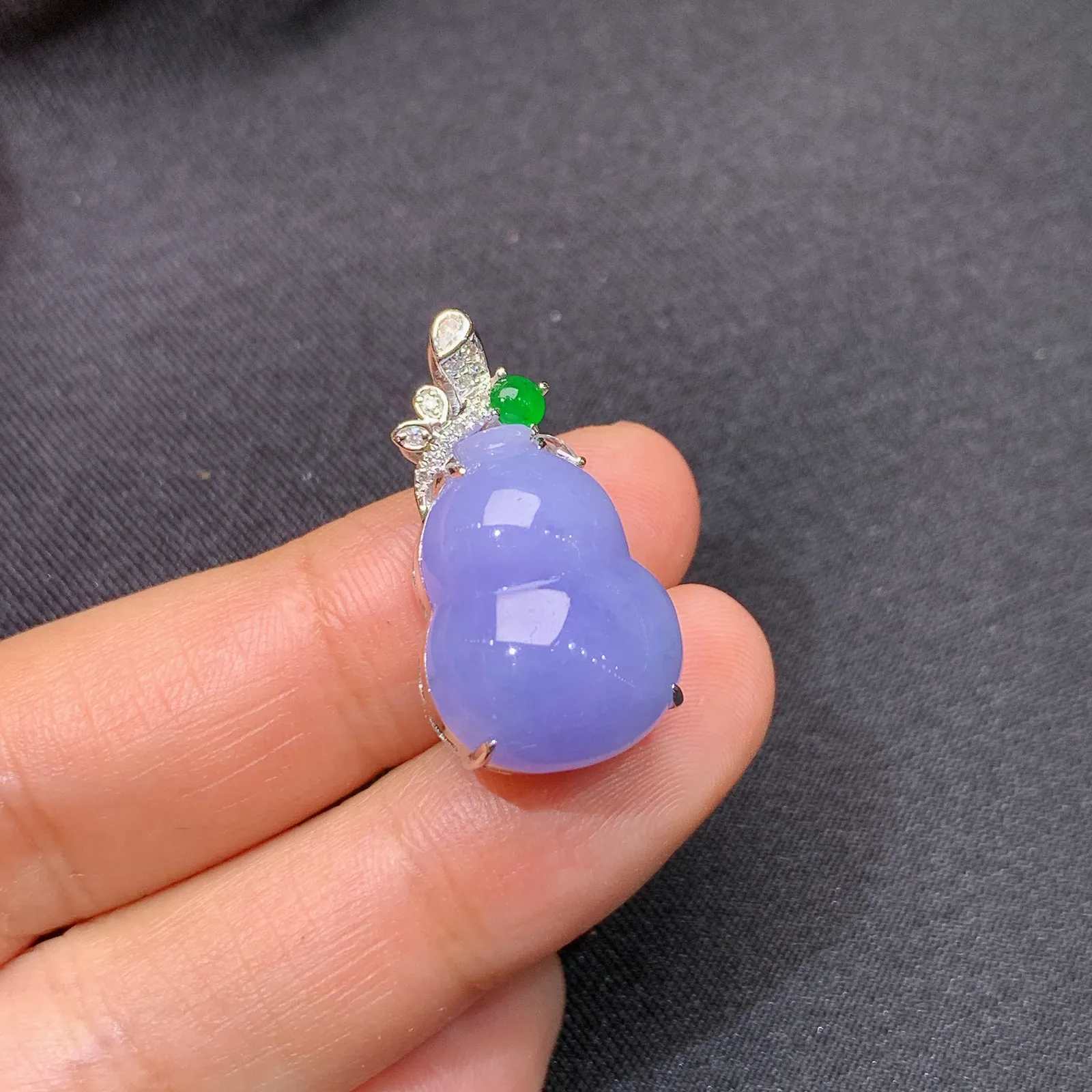 紫罗兰葫芦吊坠，18k金镶嵌，温润细腻，色泽鲜艳 尺寸24.6*13.4*10.6