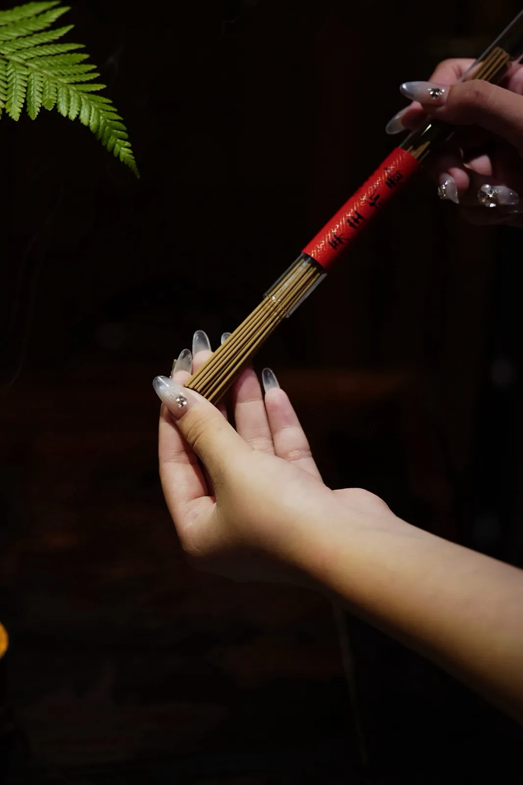 芽庄沉香｜线香20g
香韵清澈纯净，富含变化，醇厚悠远。
初闻，一股凉韵扑面而来，再者甘甜带有花蜜的味道，带有淡淡的棋韵，甜凉并且悠扬，犹如刚刚切开的水果，可以闻见瓜囊散发的宜人芳香，层次感鲜明丰富，使人感到欢喜愉悦！