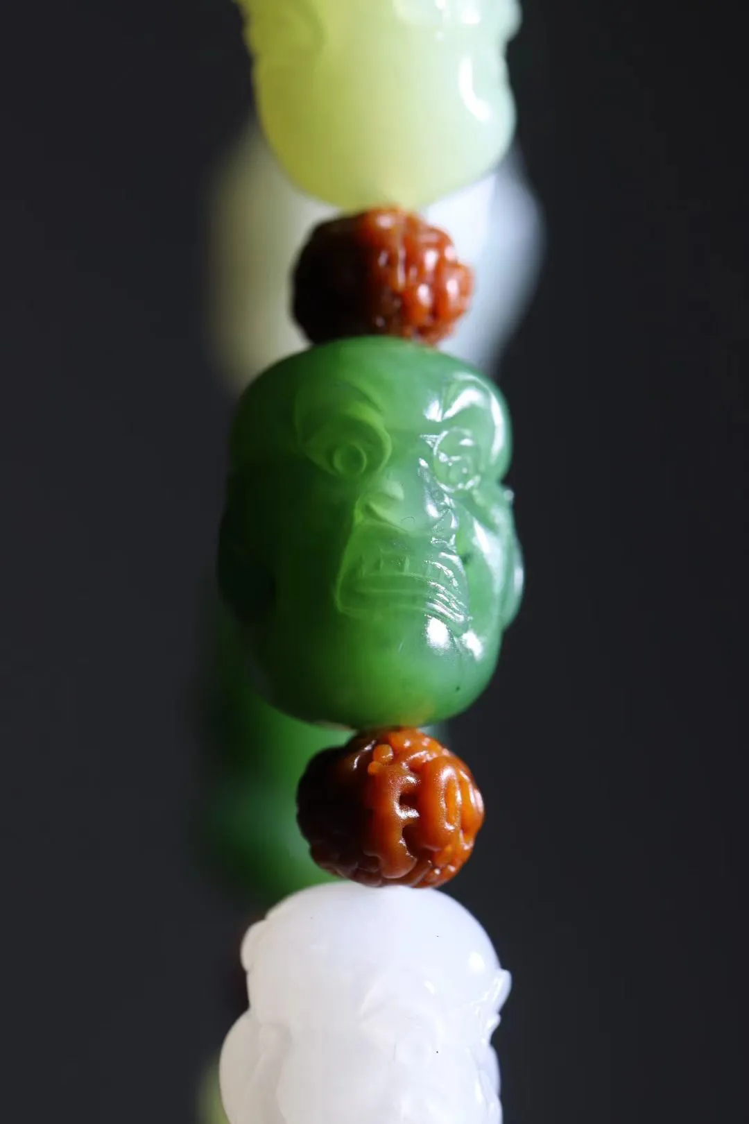 超值美物
【十八罗汉*手串】多彩和田玉，一物多玉种，众宝集毕，祥瑞无比，超值上品。名师精工，颗颗罗汉双面雕刻，18位罗汉神态表情各异，喜怒哀乐忧俱神情不一，诙谐幽默。青玉雕刻更显沉稳庄严，象征坚毅坚强、顺畅如意、
【规格】珠径18-13mm，42g