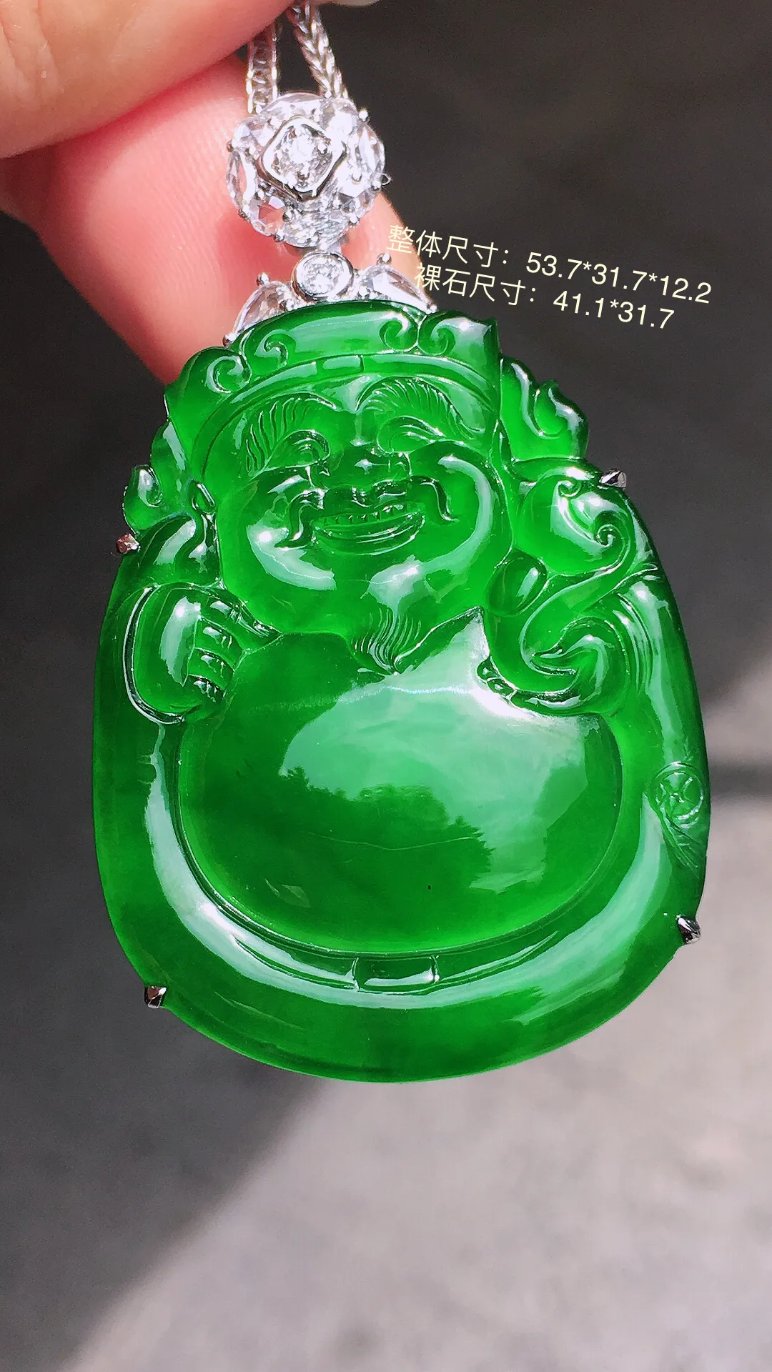 满绿【财神爷】吊坠，色泽均匀浓郁，玉质细腻，荧光感超
强，饱满圆润，气质满满。18k
金豪华镶嵌