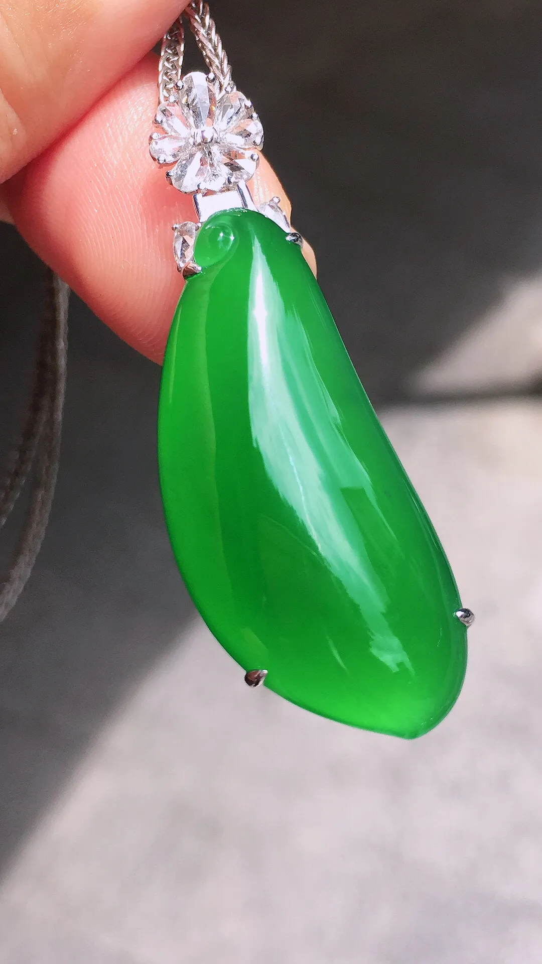 满绿福瓜吊坠，色泽均匀浓郁，玉质细腻，荧光感超
强，饱满圆润，气质满满。18k
金豪华镶嵌