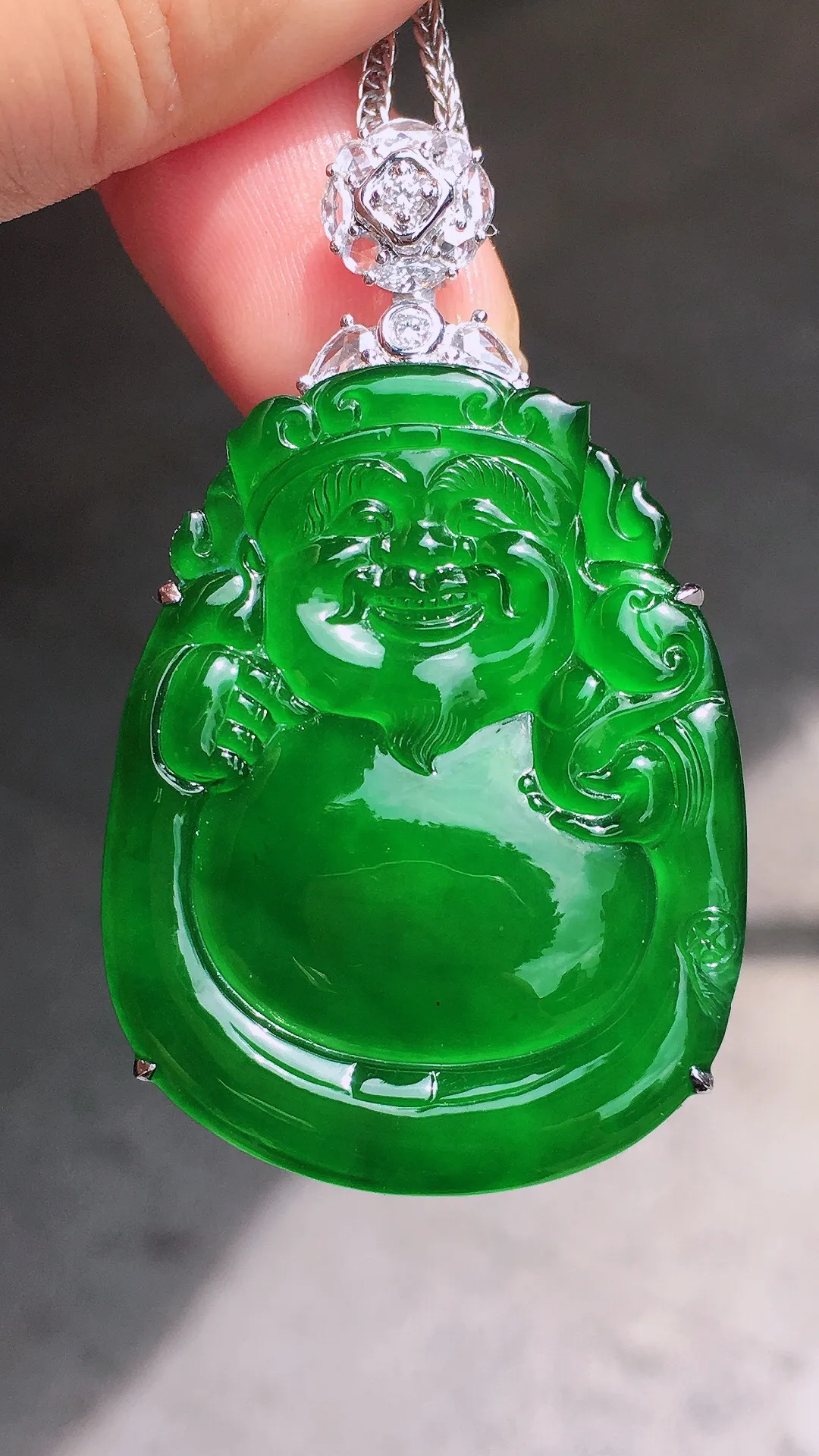 满绿【财神爷】吊坠，色泽均匀浓郁，玉质细腻，荧光感超
强，饱满圆润，气质满满。18k
金豪华镶嵌