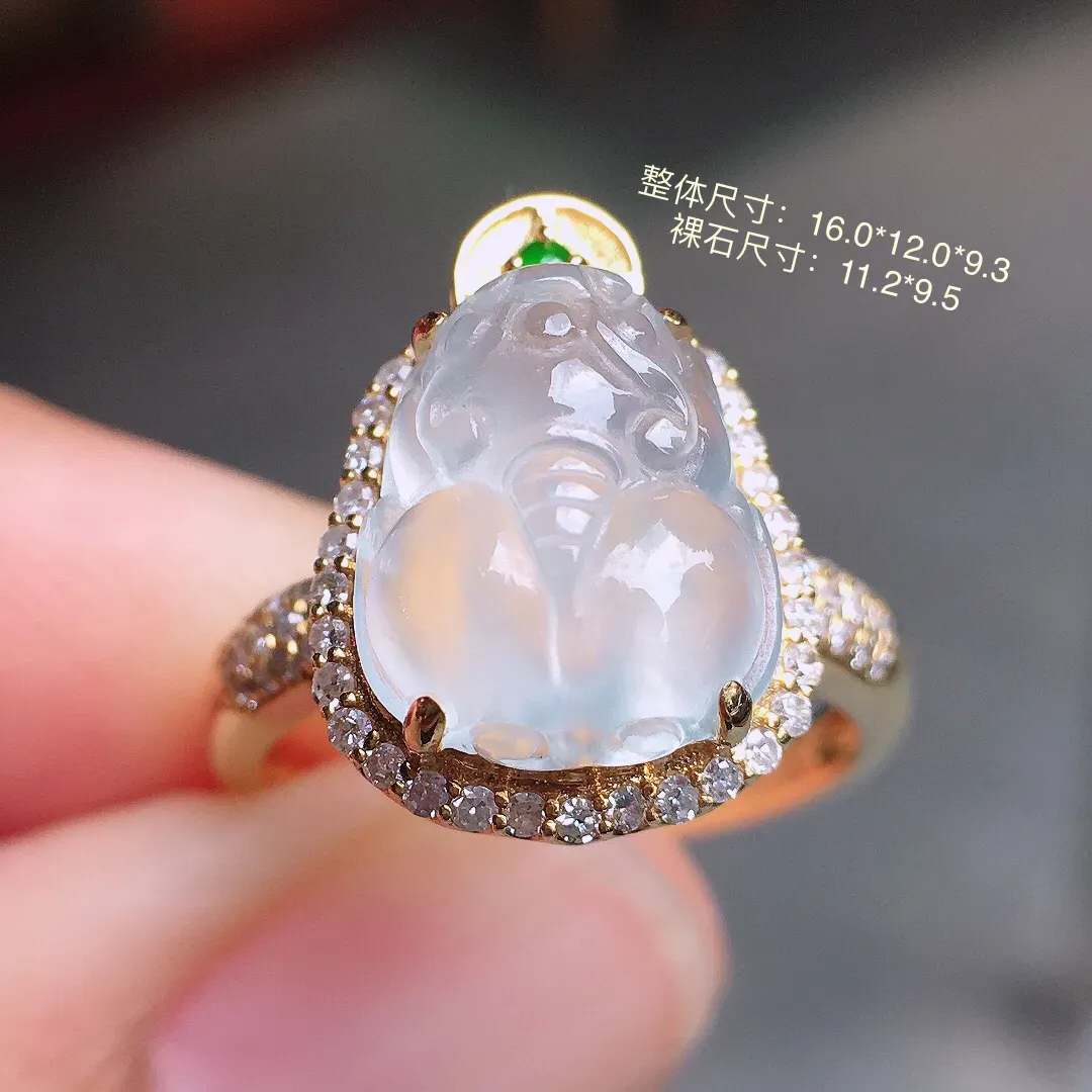 冰种貔貅戒指，玉质细腻，荧光感超
强，饱满圆润，气质满满。18k
金豪华镶嵌