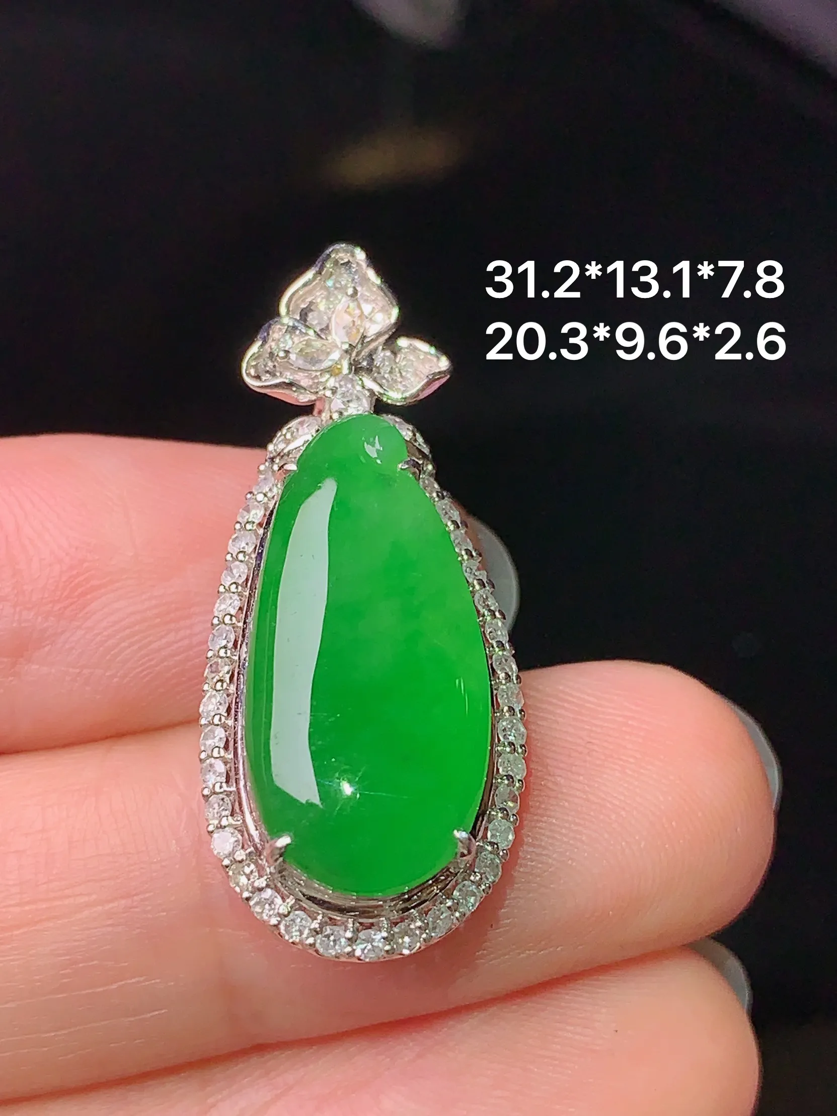 18k金钻镶嵌满绿福瓜吊坠 玉质细腻 色泽清新艳丽 整体尺寸31.2*13.1*7.8