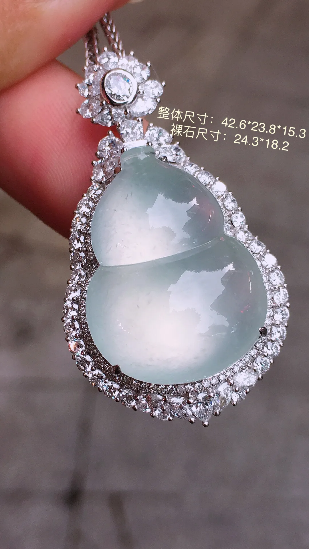 冰种葫芦吊坠，玉质细腻，荧光感超
强，饱满圆润，气质满满。18k
金豪华镶嵌
