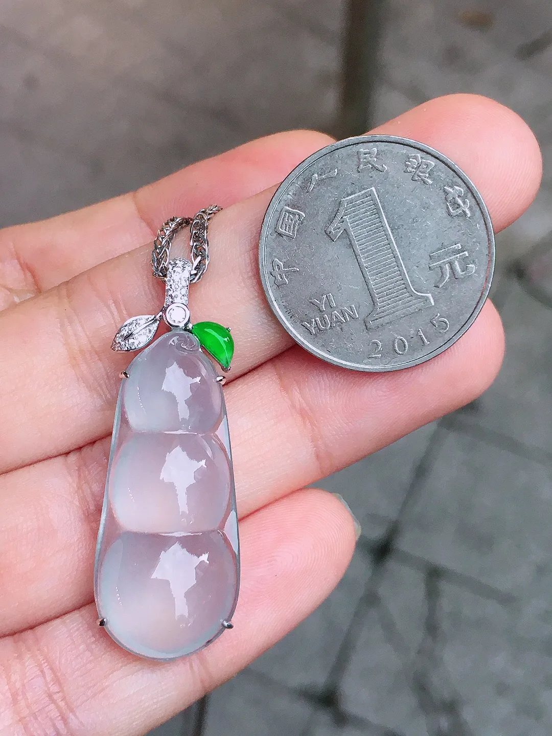 冰种福豆吊坠，玉质细腻，荧光感超
强，饱满圆润，气质满满。18k
金豪华镶嵌