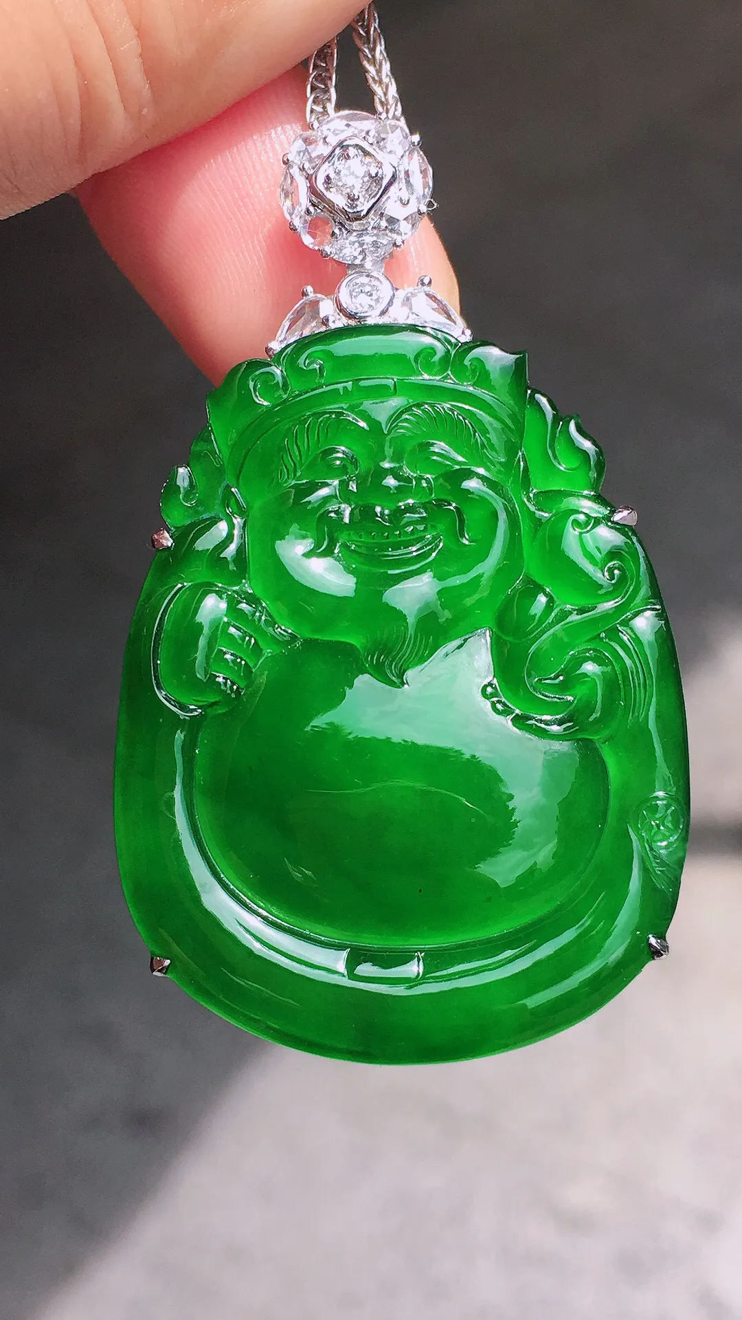 满绿【财神爷】吊坠，色泽均匀浓郁，玉质细腻，荧光感超
强，饱满圆润，气质满满。18k
金豪华镶嵌